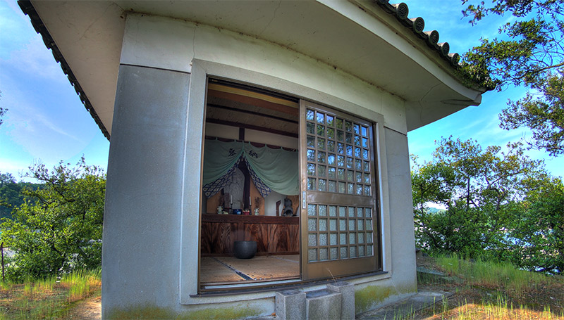 小島の観音堂の小島には石の階段がありますが、海草類が生えているため滑りやすいので落ち着いてゆっくり昇りましょう。 小島の観音堂の小島には石の階段がありますが、海草類が生えているため滑りやすいので落ち着いてゆっくり昇りましょう。