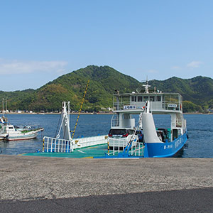 対岸にある愛媛県の弓削島「上弓削港」と因島の家老渡港を結ぶフェリーです