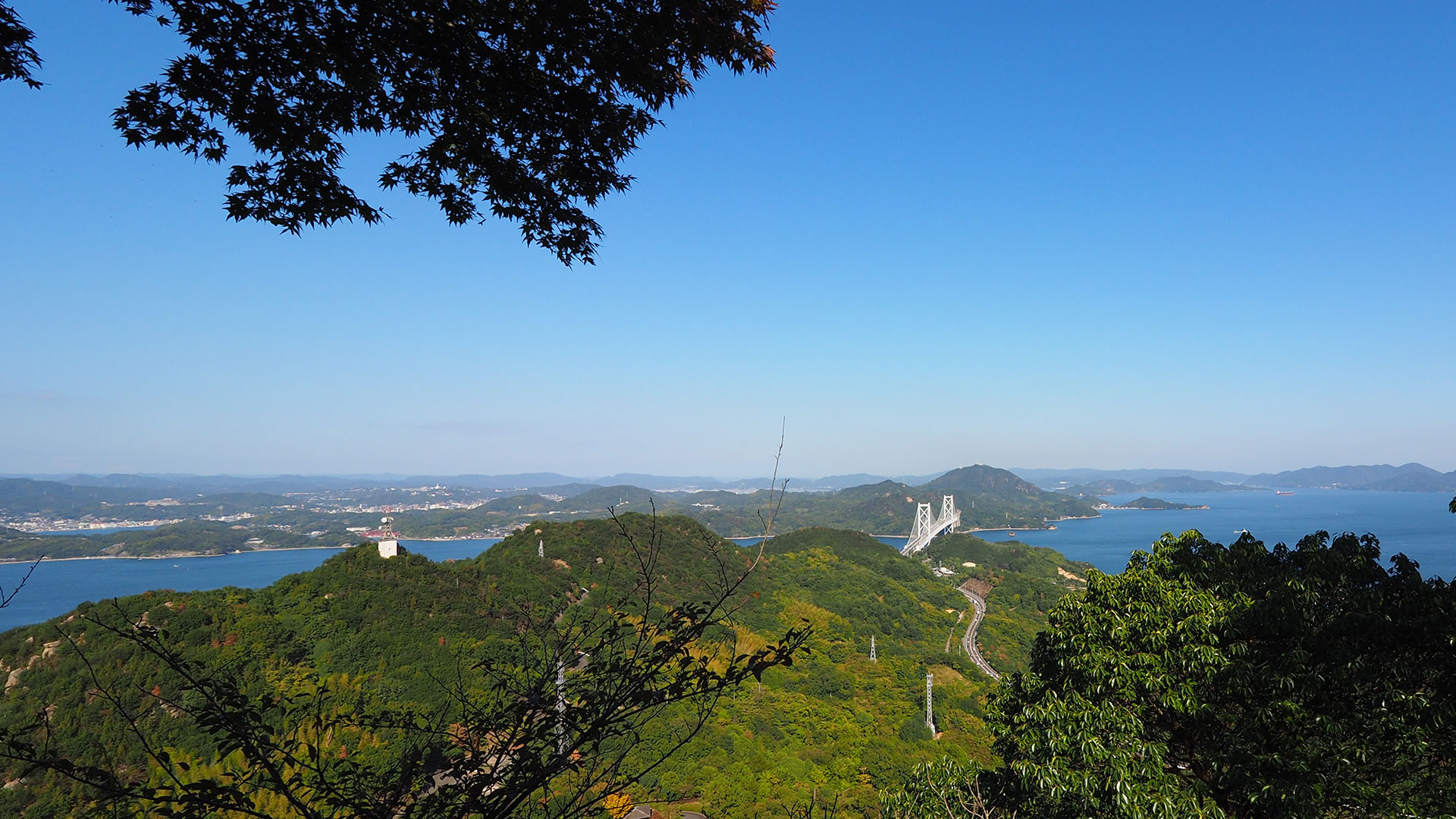 恋し岩は、尾道の因島にある白滝山の山頂にあります 恋し岩は、尾道の因島にある白滝山の山頂にあります