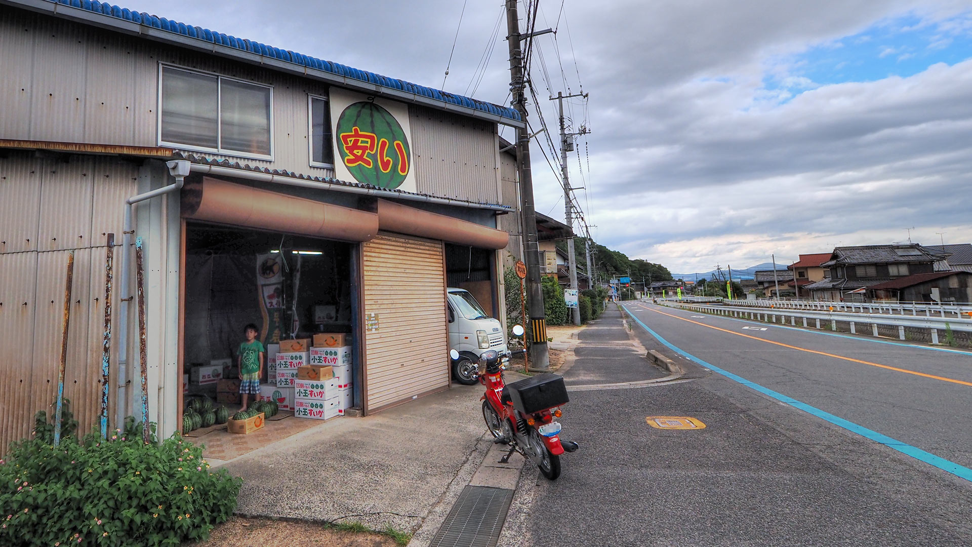 年に2週間ほどしか営業しない期間限定直売所なので、遠方からいらっしゃる方は事前に電話して営業日時を確認してくださいね。 年に2週間ほどしか営業しない期間限定直売所なので、遠方からいらっしゃる方は事前に電話して営業日時を確認してくださいね。