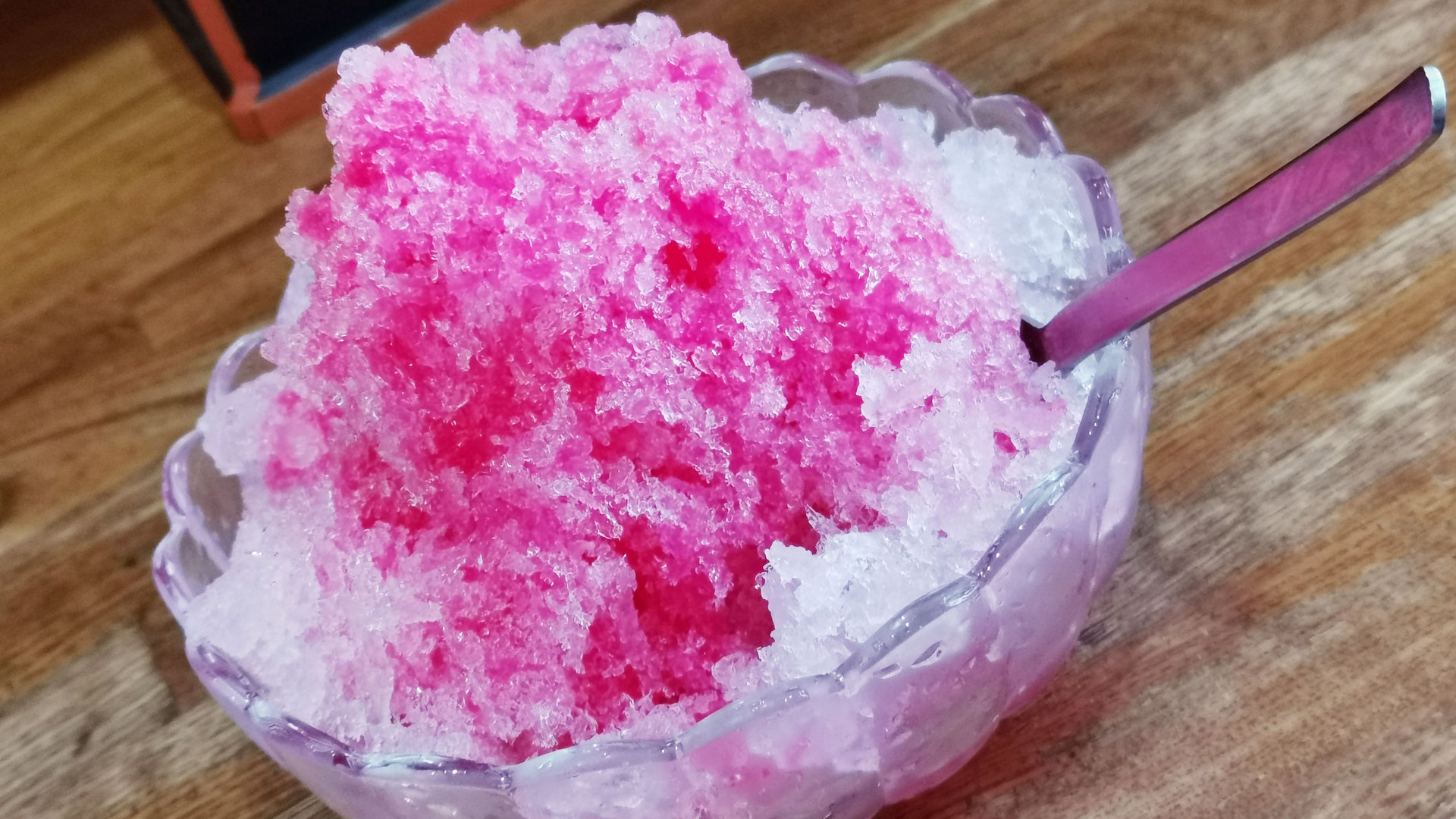 昔ながらの「イチゴ味のかき氷」 昔ながらの「イチゴ味のかき氷」