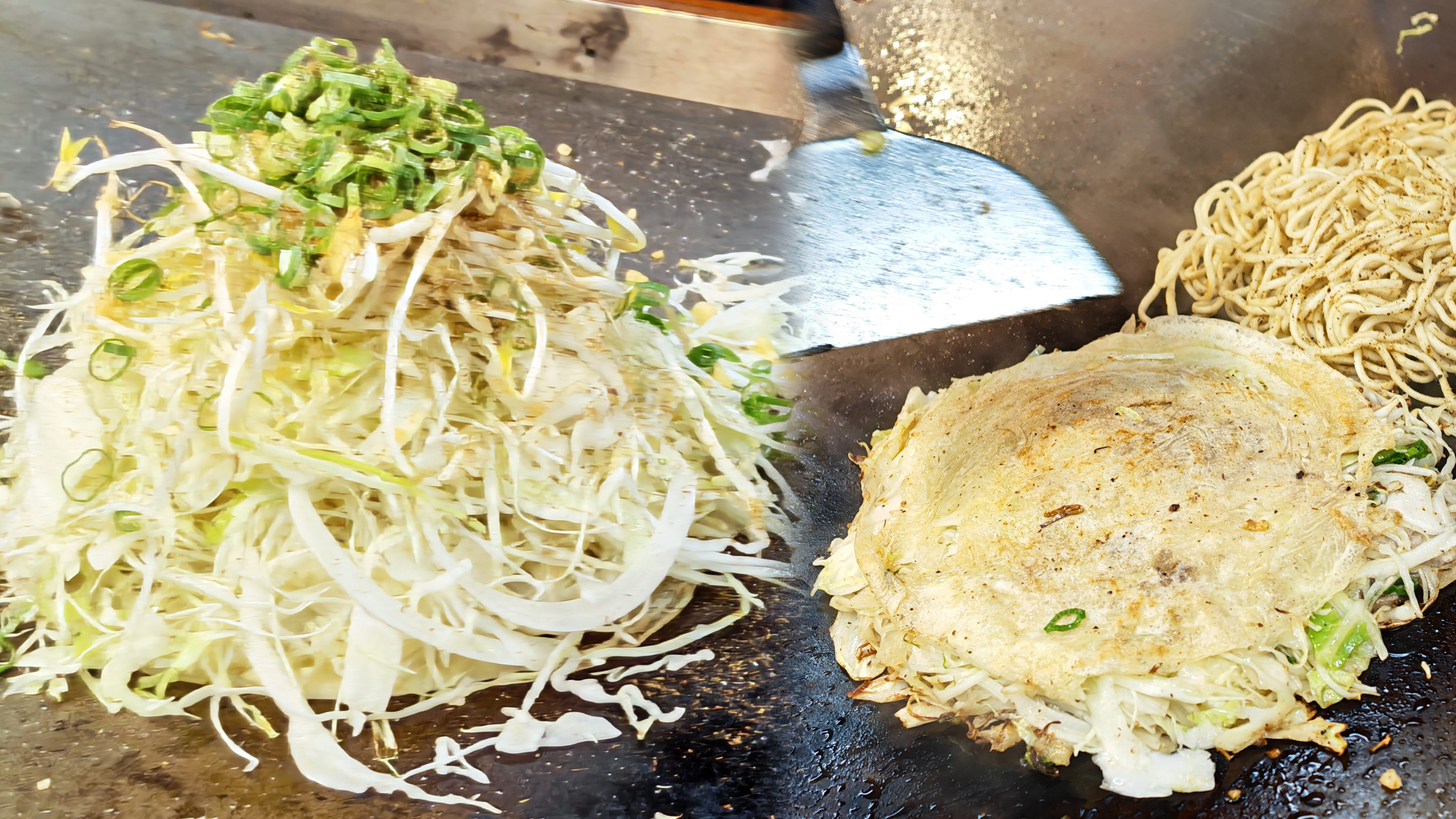 仕上げにミツワソースで味を調えます 仕上げにミツワソースで味を調えます